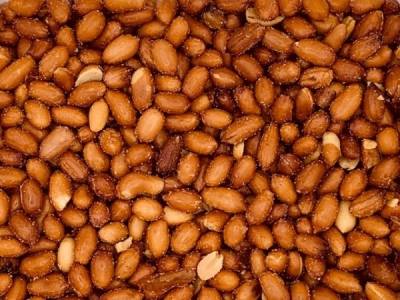 Erdnüsse mit Haut geröstet, gesalzen